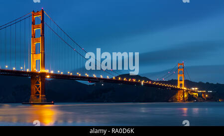 Nächtlicher Blick auf die Golden Gate Bridge auf einem dunkelblauen Himmel Hintergrund; Kalifornien Stockfoto