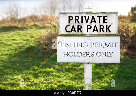 Fangerlaubnis Inhaber nur Wegweiser und privater Parkplatz Stockfoto