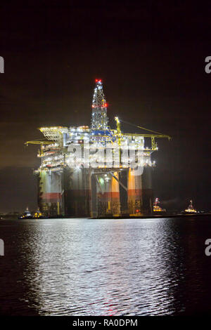 'Big Foot' von Chevron Deep Ocean Plattform, Erweiterung bein Plattform, Floating Production Facility, Schlepper unterstützen. Stockfoto
