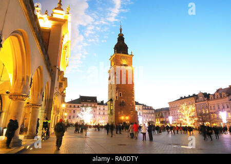 Das Rathaus turm, als Krakauer "Schiefen Turm" auf dem Marktplatz mit den Tuchhallen bekannt, in Polen Stockfoto