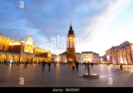 Das Rathaus turm, als Krakauer "Schiefen Turm" auf dem Marktplatz mit den Tuchhallen bekannt, in Polen Stockfoto