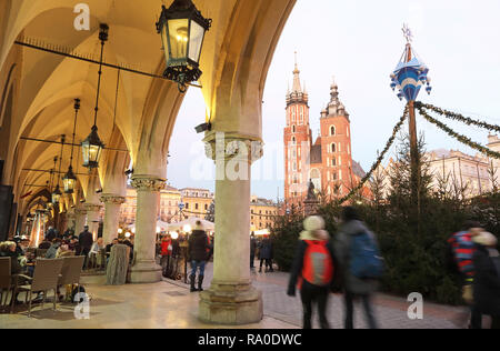 Die Marienkirche und der Weihnachtsmarkt von den Arkaden der Tuchhallen, auf dem Marktplatz, in Krakau, Polen Stockfoto