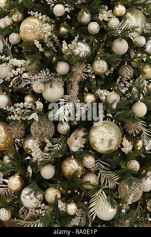 Weihnachtsbaum mit Kugeln und Lichtern für Weihnachten in London Stockfoto