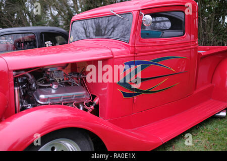 Dezember 2018 - Rot Ford V8 Hot Rod truck in Redhill Oldtimer Treffen Stockfoto