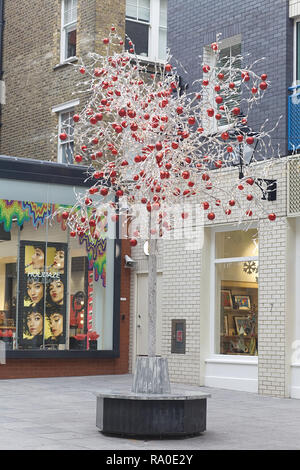 Weihnachtsbaum mit Kugeln und Lichtern für Weihnachten in London Stockfoto