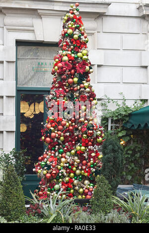 Weihnachtsbaum mit Kugeln und Lichtern für Weihnachten in London Stockfoto