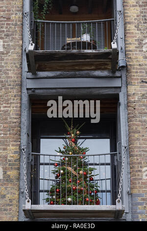 Weihnachtsbaum auf einem Balkon aus Holz, Docks London Stockfoto