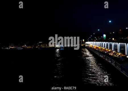 Fisch Restaurants unter der Galata Brücke in Istanbul am 23. November 2017 Stockfoto