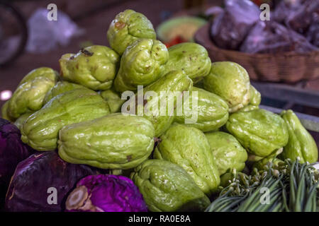 Guave und Obst zu essen Markt in Asien Stockfoto