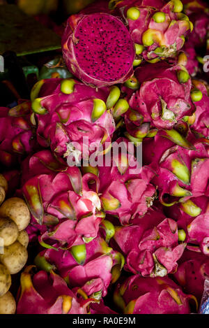 Asiatische markt Anzeige ein Haufen von Red Dragon Obst in Siem Reap. Stockfoto