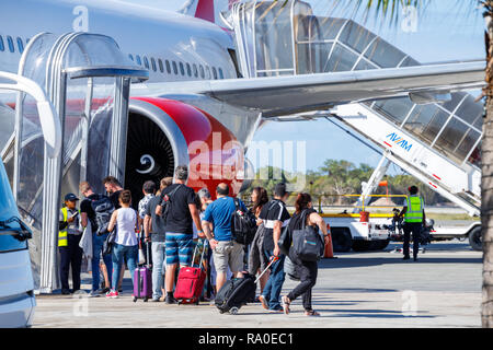 Punta Cana, Dominikanische Republik - 24. Dezember 2018: Touristen erwarten Screening vor der Eingabe Flug am Flughafen Punta Cana Stockfoto