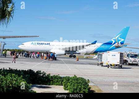 Punta Cana, Dominikanische Republik - Dezember 24, 2018: Ein Air Transat Passenger Jet am Internationalen Flughafen Punta Cana auf Asphalt warten auf Ladung Stockfoto