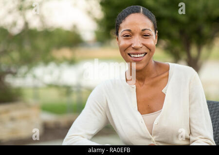 Reifen zuversichtlich African American woman smiling außerhalb. Stockfoto