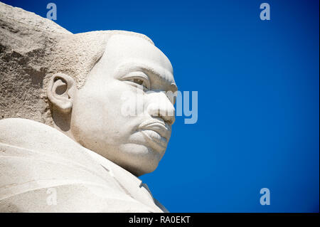 WASHINGTON DC - ca. August, 2018: Der Stein Portrait an der Martin Luther King, Jr. Memorial blickt im Profil gegen den klaren blauen Himmel. Stockfoto