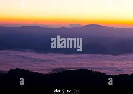 Ausflug auf den höchsten Berg von Pai - Bergblick mit nebligen Umgebung während der Sonnenaufgang am Morgen in Doi Thong sicht Pai Mae Hong Son Prov Stockfoto