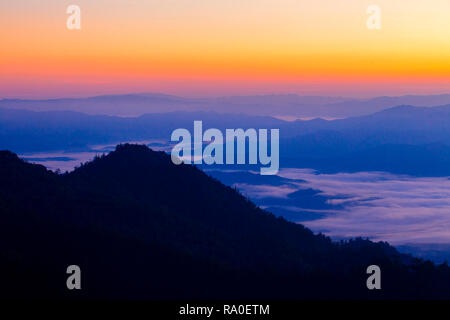 Ausflug auf den höchsten Berg von Pai - Bergblick mit nebligen Umgebung während der Sonnenaufgang am Morgen in Doi Thong sicht Pai Mae Hong Son Prov Stockfoto