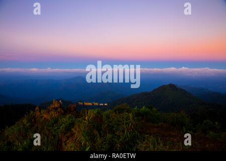 Ausflug auf den höchsten Berg von Pai - Bergblick mit nebligen Umgebung während der Sonnenaufgang am Morgen in Doi Thong sicht Pai Mae Hong Son Prov Stockfoto