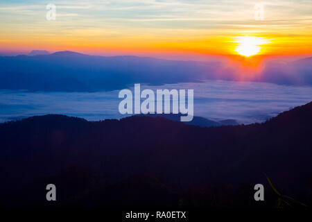 Ausflug auf den höchsten Berg von Pai - Bergblick mit nebligen Umgebung während der Sonnenaufgang am Morgen in Doi Thong sicht Pai Mae Hong Son Prov Stockfoto