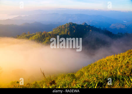 Ausflug auf den höchsten Berg von Pai - Bergblick mit nebligen Umgebung während der Sonnenaufgang am Morgen in Doi Thong sicht Pai Mae Hong Son Prov Stockfoto