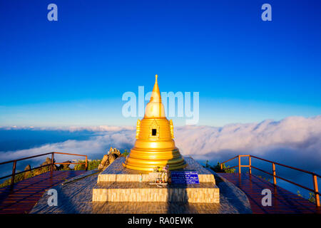 Ausflug auf den höchsten Berg von Pai - Bergblick mit nebligen Umgebung während der Sonnenaufgang am Morgen in Doi Thong sicht Pai Mae Hong Son Prov Stockfoto