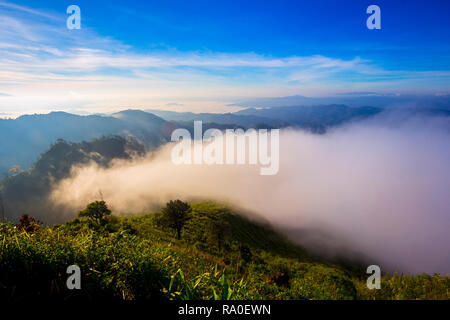 Ausflug auf den höchsten Berg von Pai - Bergblick mit nebligen Umgebung während der Sonnenaufgang am Morgen in Doi Thong sicht Pai Mae Hong Son Prov Stockfoto