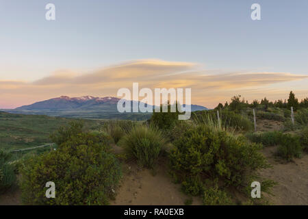 Orange linsenförmige Wolken bei Sonnenuntergang im Frühling Saison in Patagonien. Stockfoto