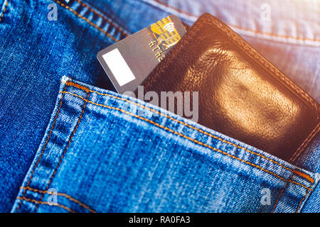Kreditkarte im Portemonnaie in der Tasche der Jeans, Nahaufnahme. Nahaufnahme der Brieftasche und Kreditkarte in Jeans Hosen Tasche. Stockfoto
