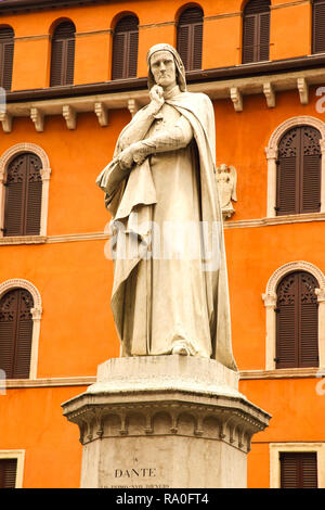 Statue von Dante in Piazza dei Signori in Verona. Stockfoto