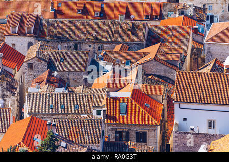 Panoramablick auf die Stadt Hvar mit vielen roten Dächer in Kroatien. Hvar Häuser und Dächer, mediterranen Stadt. Schön gestapelt Häuser in Hvar die Dalma Stockfoto