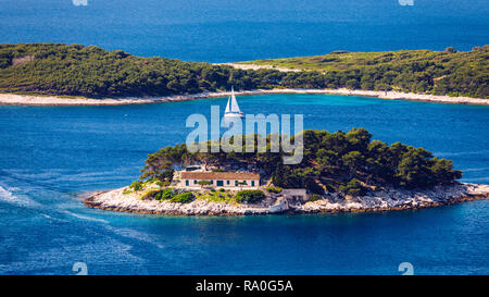 Galesnik Insel ist die erste in einer Reihe von alle Pakleni Inseln. Von dieser kleinen Insel gibt es den schönsten Blick auf die Stadt Hvar. Stockfoto