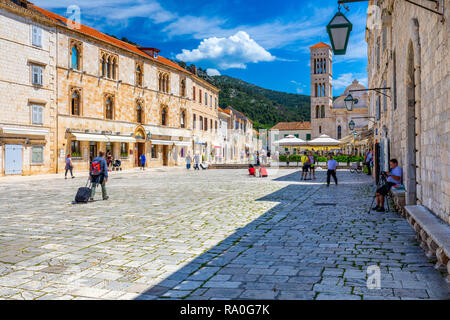 Hauptplatz in alten mittelalterlichen Stadt Hvar. Hvar ist eine der beliebtesten touristischen Destinationen in Kroatien im Sommer. Zentrale Pjaca Square in Hvar Stadt, Dalma Stockfoto