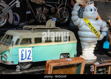 Spielzeug auf Anzeige an eine antike in Portobello Road Market Stall Stockfoto