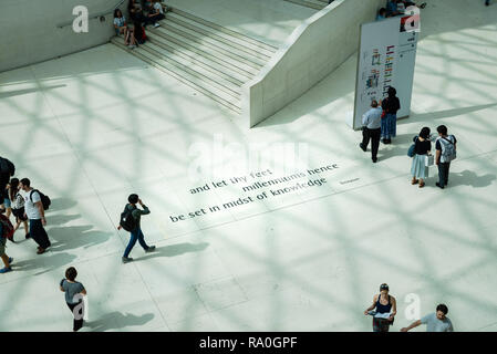 Zitat von Lord Alfred Tennyson geätzt in den Boden des Great Court des British Museum in London. Stockfoto