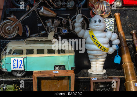 Spielzeug auf Anzeige an eine antike in Portobello Road Market Stall Stockfoto