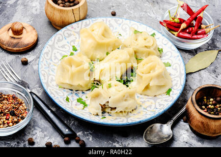 Traditionelle russische Gericht Pelmeni. Fleisch Knödel auf rustikalen Hintergrund Stockfoto