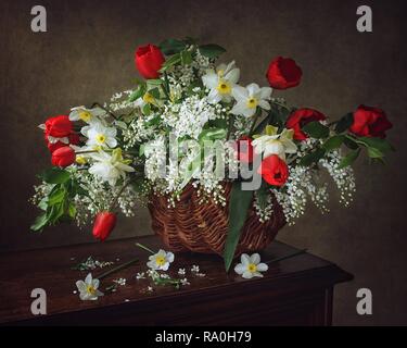 Stillleben mit gemischten Strauß Frühlingsblumen Stockfoto