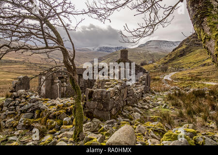 Ein Ruinen, verlassene Naturstein-Ferienhaus in der Nähe von Llanberis in Snowdonia-Nationalpark im Norden von Wales. Stockfoto