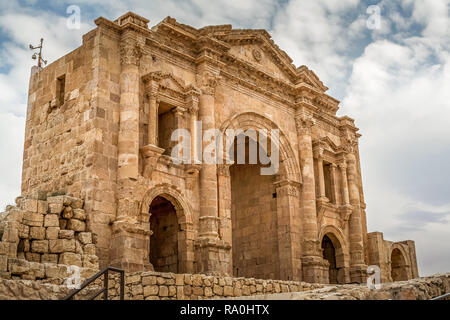 Römische Ruinen von Jerash, Jordanien. Der Bogen des Hadrian wurde gebaut, um den Besuch des Kaisers Hadrian nach Jerash in 129/130 n. Chr. zu Ehren. Stockfoto