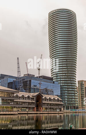 Arena Tower, früher bekannt als Baltimore Turm, ein hoher Wohnwolkenkratzer auf der Isle of Dogs in der Nähe von Canary Wharf in London. Stockfoto