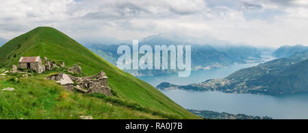 Panoramablick auf den Comer See ab Monte Tremezzo, Lombardei, Italien Stockfoto