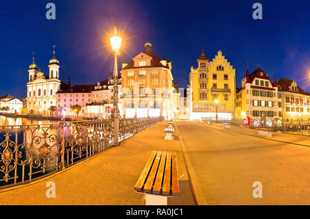 Luzern am Abend Blick auf berühmte Sehenswürdigkeiten und Reuss, Zentralschweiz Stockfoto