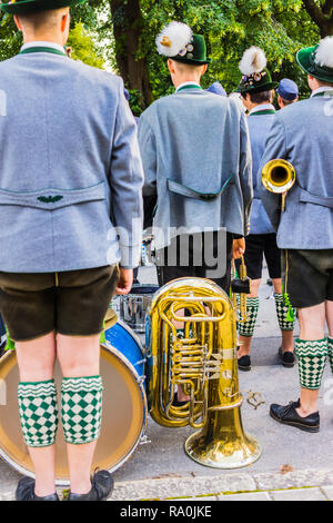 Bayerische marschieren im traditionellen Gewand gekleidet anlässlich der partenkirchner Festwoche Band Stockfoto