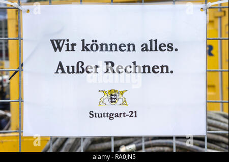 Gegen Stuttgart 21 Poster, Text lautet: "Wir sind in der Lage, alles mit Ausnahme der Berechnung' Stockfoto