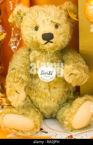 Historische steiff Teddybär in einem Schaufenster Stockfoto