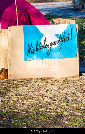 Poster, Text lautet: "Wir bleiben gewaltfrei' / Wir nicht bleiben - gewaltsamen ' Stockfoto
