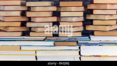 Nahaufnahme auf mehrere Stapel alte Bücher Stockfoto