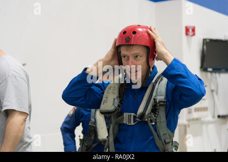 NASA, Boeing Commercial Crew Astronaut Chris Ferguson bereitet sich für Wasser überleben Ausbildung bei der neutralen Bouyancy Labor am Johnson Space Center, 15. August 2018 in Houston, Texas. Ferguson ist die Boeing Starliner belegt ersten bemannten Flug. Stockfoto