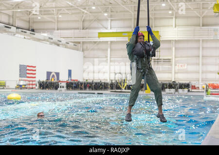 NASA Commercial Crew Astronauten Josh Cassada Züge in der Neutralstellung Bouyancy Labor am Johnson Space Center, 15. August 2018 in Houston, Texas. Cassada ist die Boeing Starliner zweiten bemannten Flug zugewiesen. Stockfoto