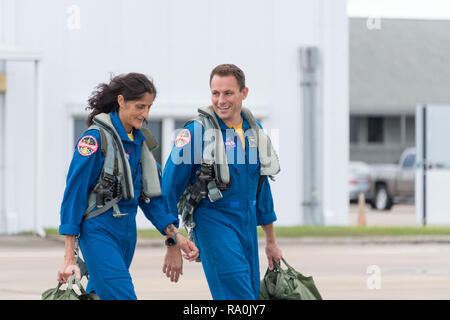 NASA Commercial Crew Astronauten Josh Cassada, rechts, und Suni Williams Spaziergang über den Asphalt, wie sie für T-38 Ausbildung Flüge auf Ellington Field Joint Mindestreservebasis Oktober 9, 2018 in Houston, Texas. Cassada und Williams sind die Boeing Starliner zweiten bemannten Flug zugewiesen. Stockfoto