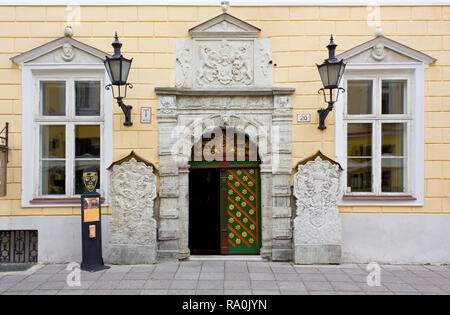 TALLINN, Estland - 21. Juli 2013: Fassade des Haus der Bruderschaft der Mitesser in der Altstadt Stockfoto